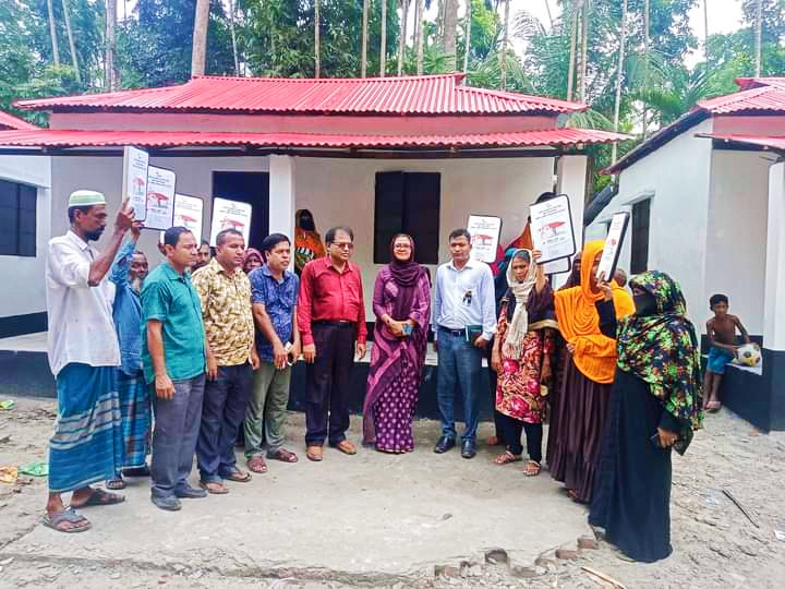 কাউখালীতে ভূমিহীন ও গৃহহীন পরিবারের মাঝে দলিল হস্তান্তর