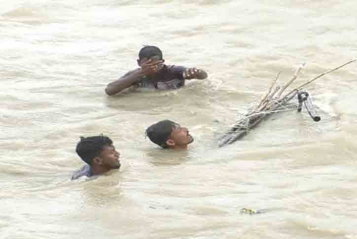 নিম্নচাপে উত্তাল ভোলার নদী : ৬ জেলেসহ ট্রলারডুবি