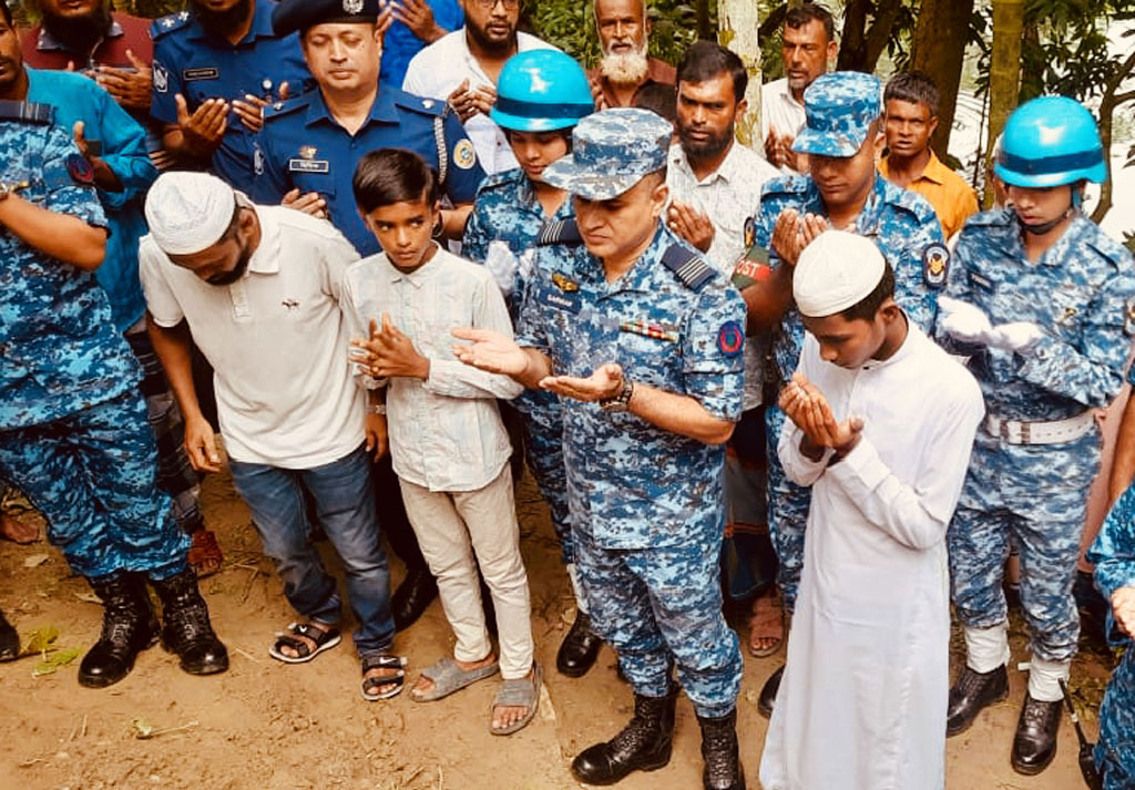 মাইলস্টোন দুর্ঘটনায় নিহত আয়া মাসুমার সমাধিতে বিমানবাহিনীর শ্রদ্ধা