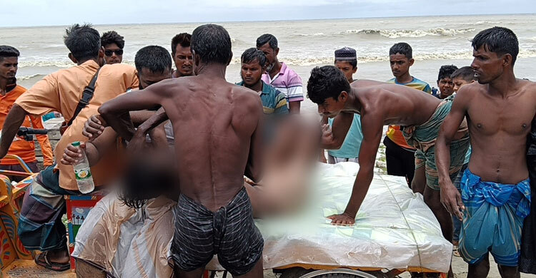 সৈকতে ভেসে যাচ্ছিলেন পর্যটক, উদ্ধার করলেন জেলেরা