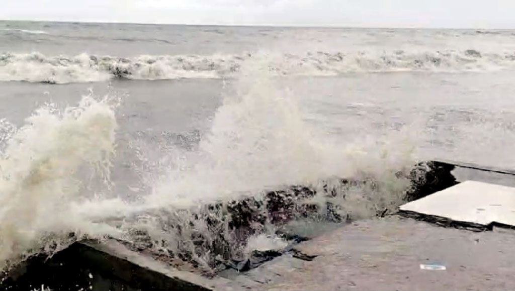 কলাপাড়ায় নিম্নচাপে উত্তাল সাগর, থেমে থেমে বৃষ্টি
