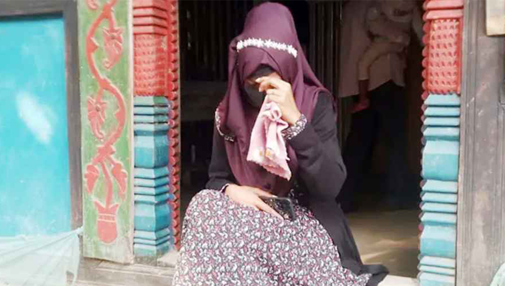 চরফ্যাশনে ছাত্রলীগ নেতাকে বিয়ের দাবিতে বৈষম্যবিরোধী নেত্রীর অনশন