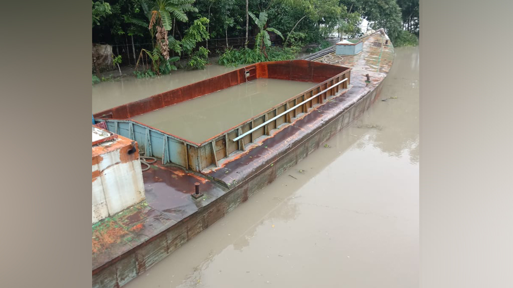 বাউফলে সেতুতে বাল্কহেডের ধাক্কা, মাথা বিচ্ছিন্ন হয়ে গেল শ্রমিকের