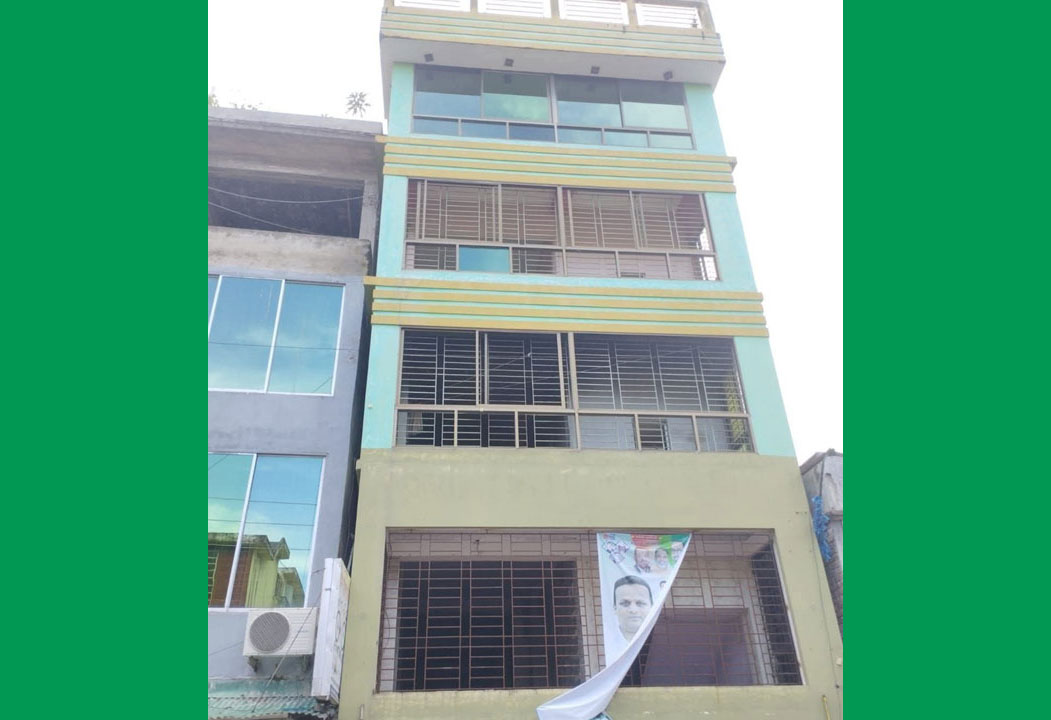 ঝালকাঠিতে হেলে পড়েছে পাঁচতলা ভবন, আতঙ্কে বাসিন্দারা