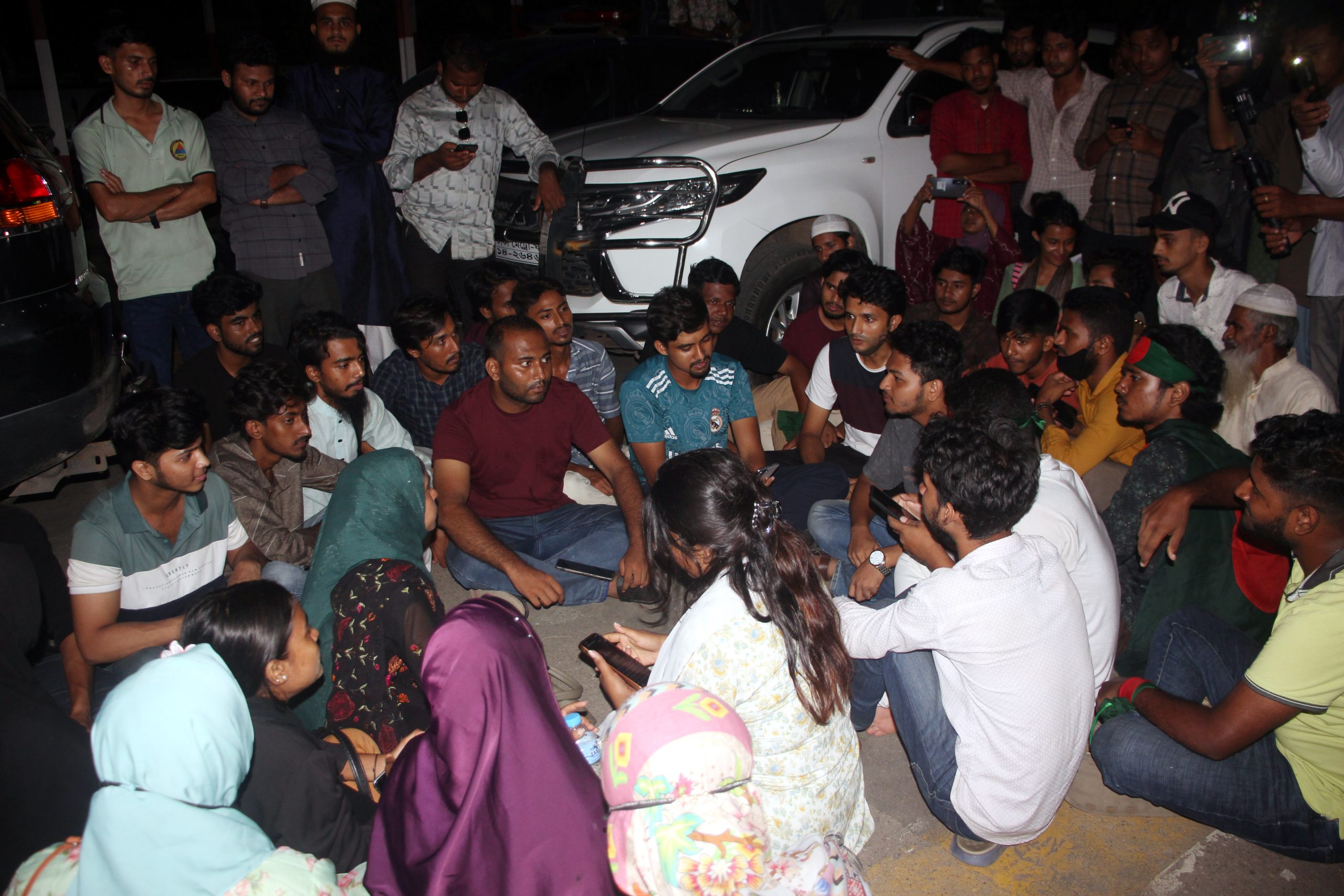 বরিশাল কোতোয়ালি মডেল থানায় ছাত্র-জনতার অবস্থান ধর্মঘট