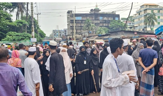 বরিশালে মহাসড়ক অবরোধ করে মাদ্রাসা শিক্ষার্থীদের বিক্ষোভ