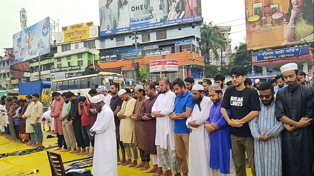 বরিশালে স্বাস্থ্যখাতের সংস্কার দাবিতে সড়কেই জুমার নামাজ আদায়