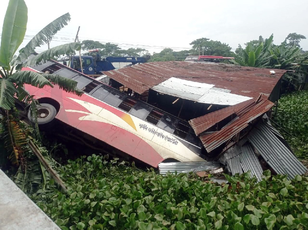 বরিশালে বাস নিয়ন্ত্রণ হারিয়ে খালে, আহত ১০