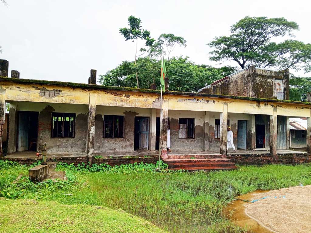 মাদ্রাসার সংস্কার হয়নি ২২ বছরেও, ঝুঁকিতে পাঠদান