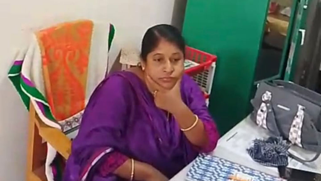 আলোচিত শিক্ষিকাকে দুর্ব্যবহারের জন্য বরখাস্ত