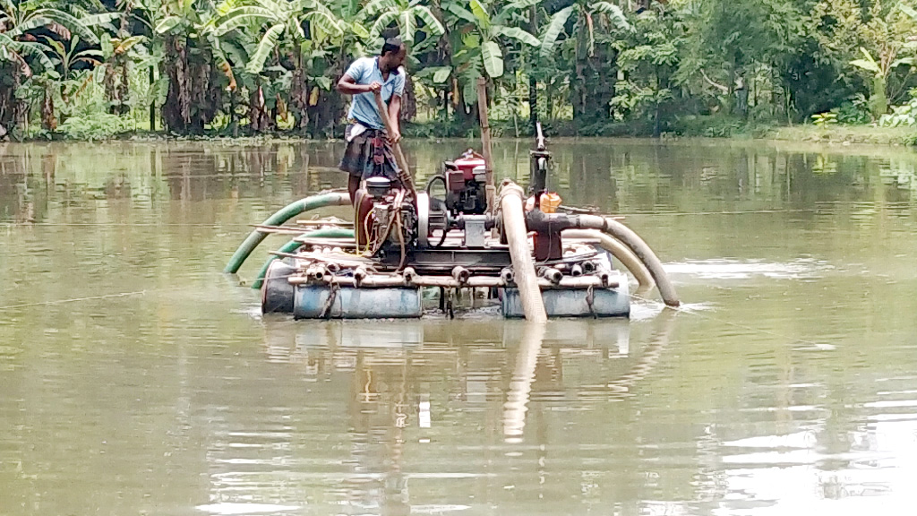রাজনৈতিক ছত্রচ্ছায়ায় বালু উত্তোলন, হুমকিতে বাড়িঘর-আবাদি জমি