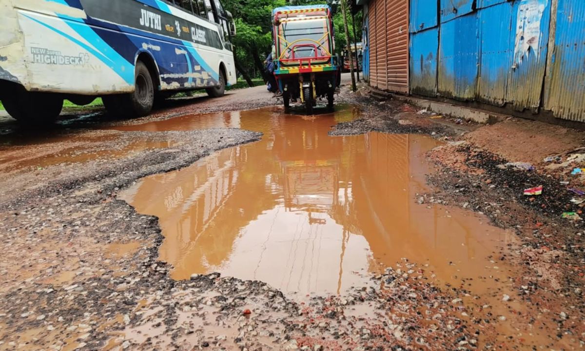 বরগুনা-বাকেরগঞ্জ সড়ক যেন মরণফাঁদ