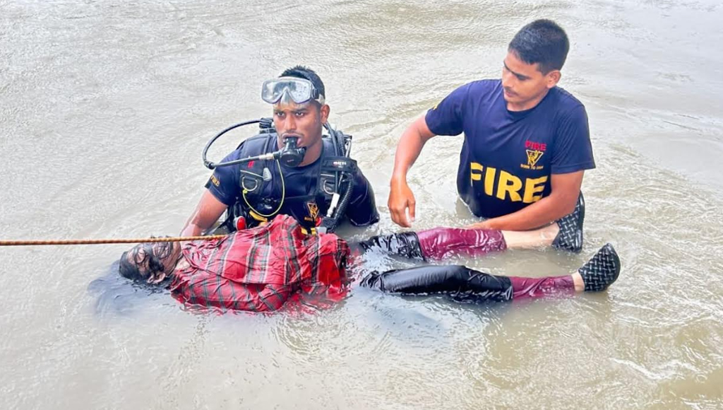 গৌরনদীতে খালে গোসল করতে গিয়ে গৃহবধূর মৃত্যু, ৪ ঘণ্টা পর মরদেহ উদ্ধার