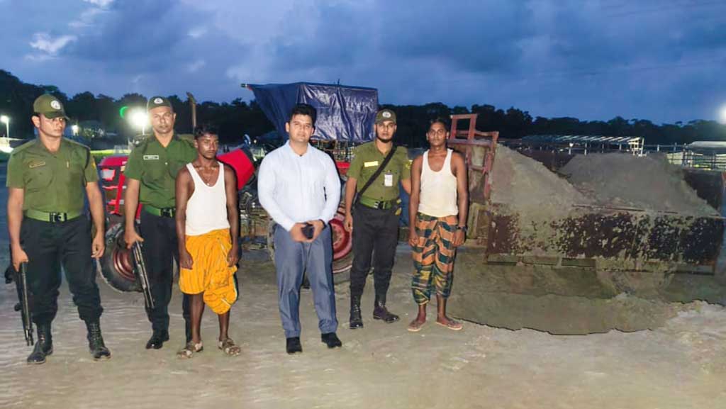 এবার কুয়াকাটা সৈকত থেকে বালু লুট, যুবকের জরিমানা