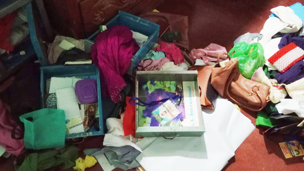 নবজাতককে জিম্মি করে ডাকাতের হুমকি—‘ব্যাংক থেকে আনা টাকা কোথায়’