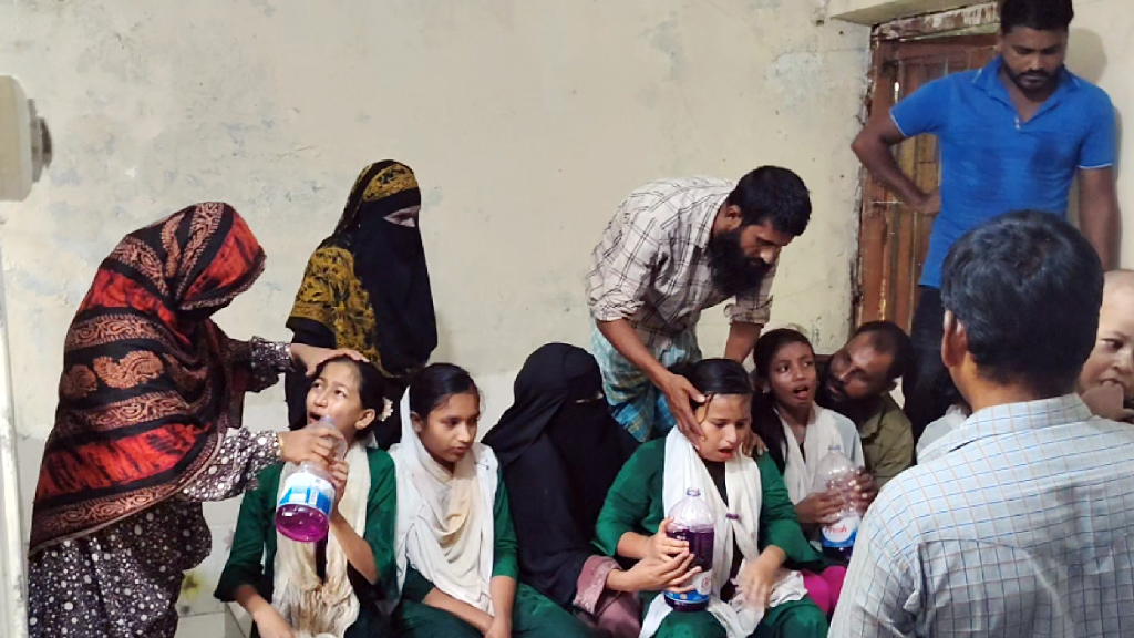 পাথরঘাটায় অসুস্থ ৫ স্কুলছাত্রী, ক্লাসে মিলল কীটনাশক মেশানো পানির বোতল