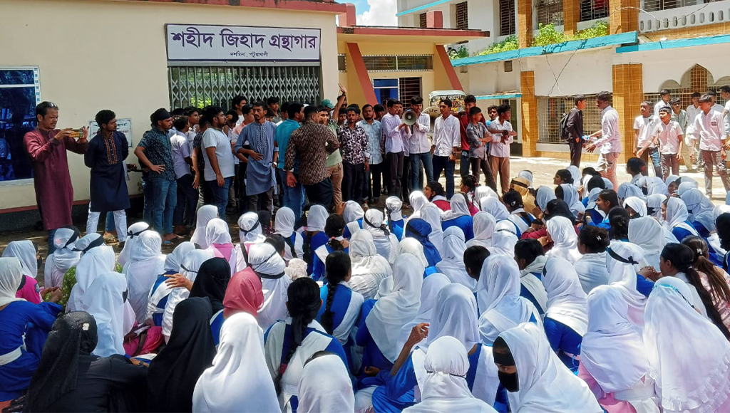 শিক্ষককে লাঞ্ছিতের ঘটনায় ইউএনও’র অপসারণ দাবিতে অবস্থান ধর্মঘট
