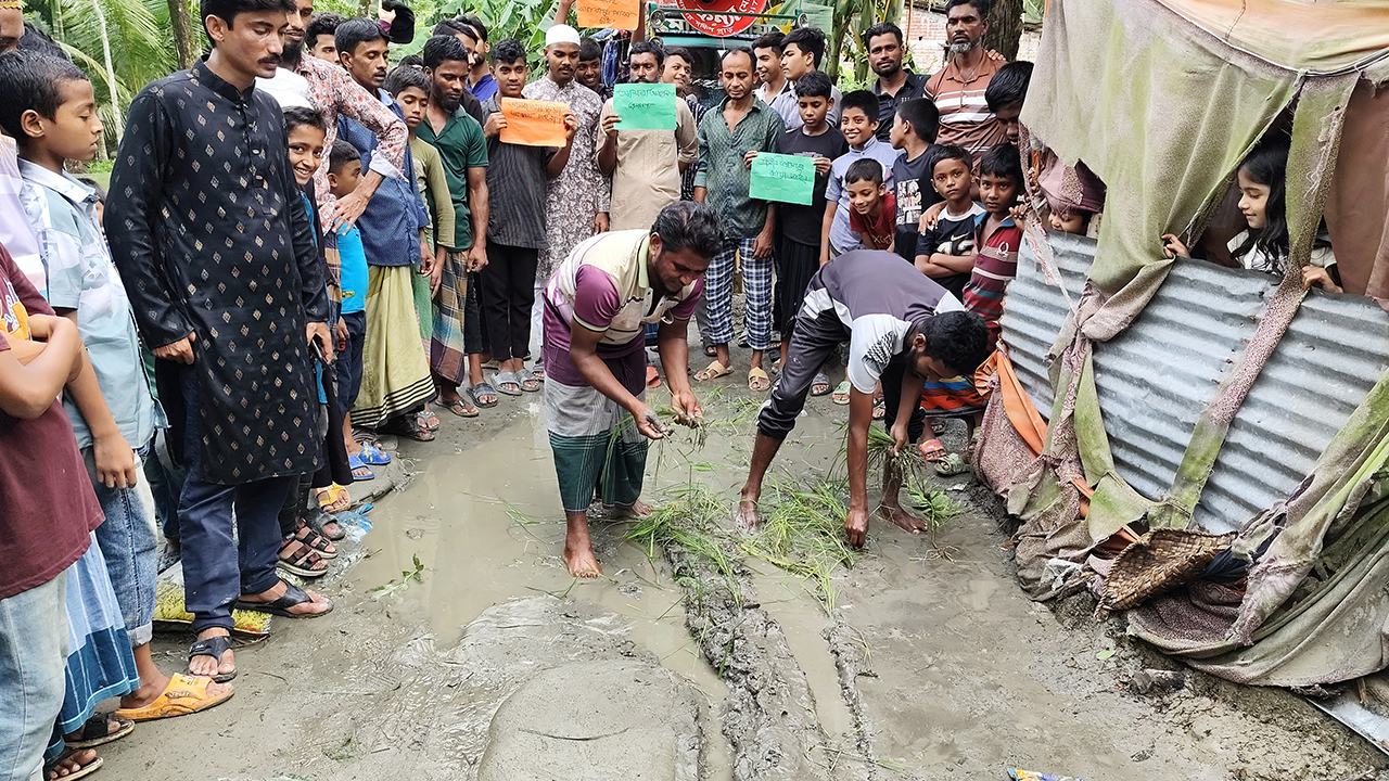 তিন কিলোমিটার কাঁচা রাস্তাটিই ৩ গ্রামের মানুষের একমাত্র ভরসা