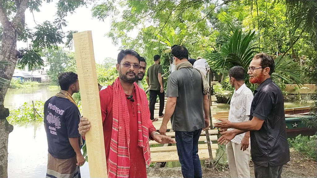 নেছারাবাদে নিজস্ব অর্থায়ন ও স্বেচ্ছাশ্রমে পুল সংস্কার