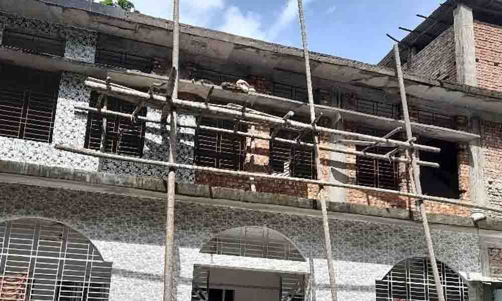 ভোলায় মসজিদে টাইলস লাগাতে গিয়ে ওপর থেকে পড়ে মিস্ত্রি নিহত