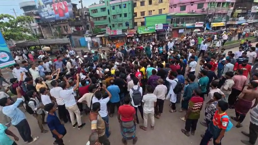 বরিশালে শ্রমিকদের সঙ্গে ছাত্র-জনতার সংঘর্ষ, যান চলাচল বন্ধ