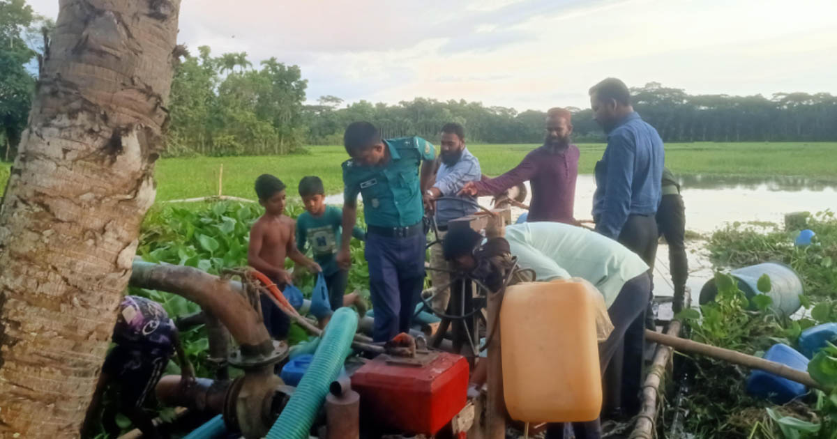 বাবুগঞ্জে অবৈধ বালু উত্তোলনে ইউএনওর অভিযান: ২ ড্রেজার ধ্বংস