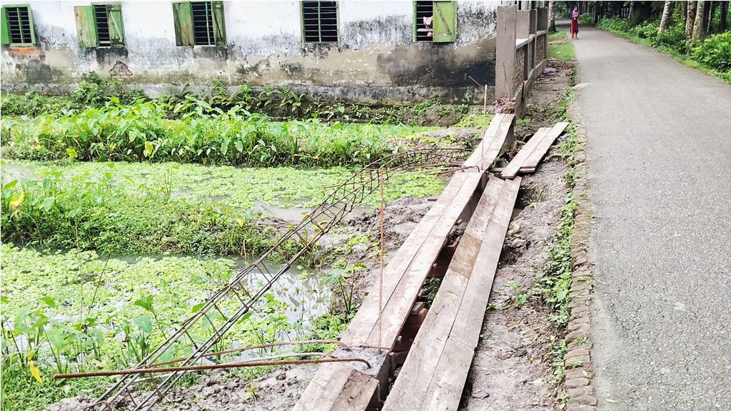 ঝালকাঠিতে রাতের আঁধারে ভেঙে দেওয়া হলো স্কুলের নির্মাণাধীন সীমানাপ্রাচীর