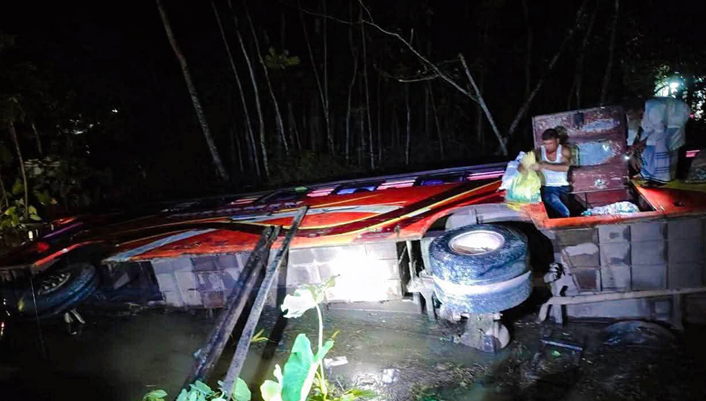 বাউফলে নিয়ন্ত্রণ হারিয়ে যাত্রীবাহী বাস উল্টে পুকুরে, আহত ১০