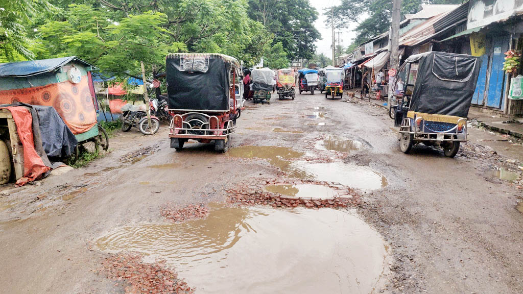 বরগুনার সড়কে ‘খানাখন্দে মোগো অটো উইল্ডা যায়’
