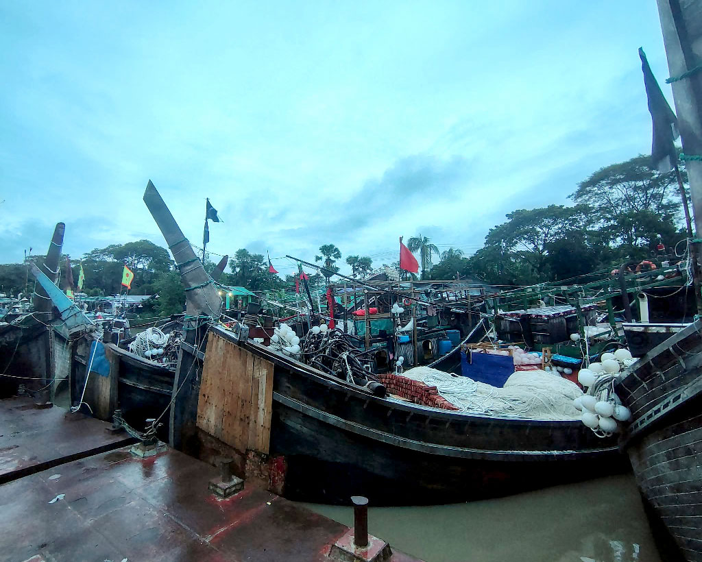 লঘুচাপে সাগর উত্তাল, ট্রলার নিয়ে উপকূলে ফিরছেন জেলেরা