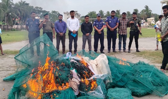 ইন্দুরকানীতে নিষিদ্ধ চায়না দোয়ারী জাল আগুনে পুড়িয়ে ধ্বংস