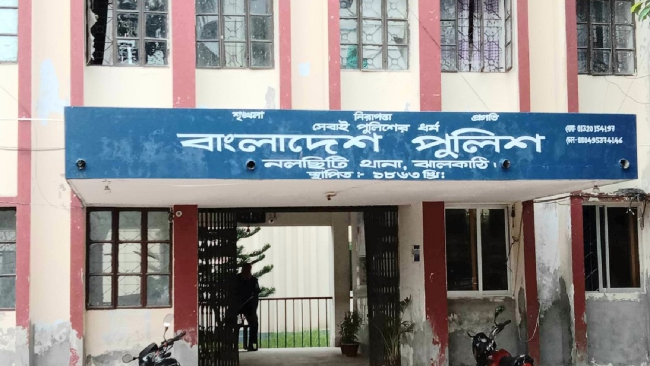 নলছিটিতে নেশাগ্রস্ত ছেলেকে পুলিশের হাতে তুলে দিলেন মা