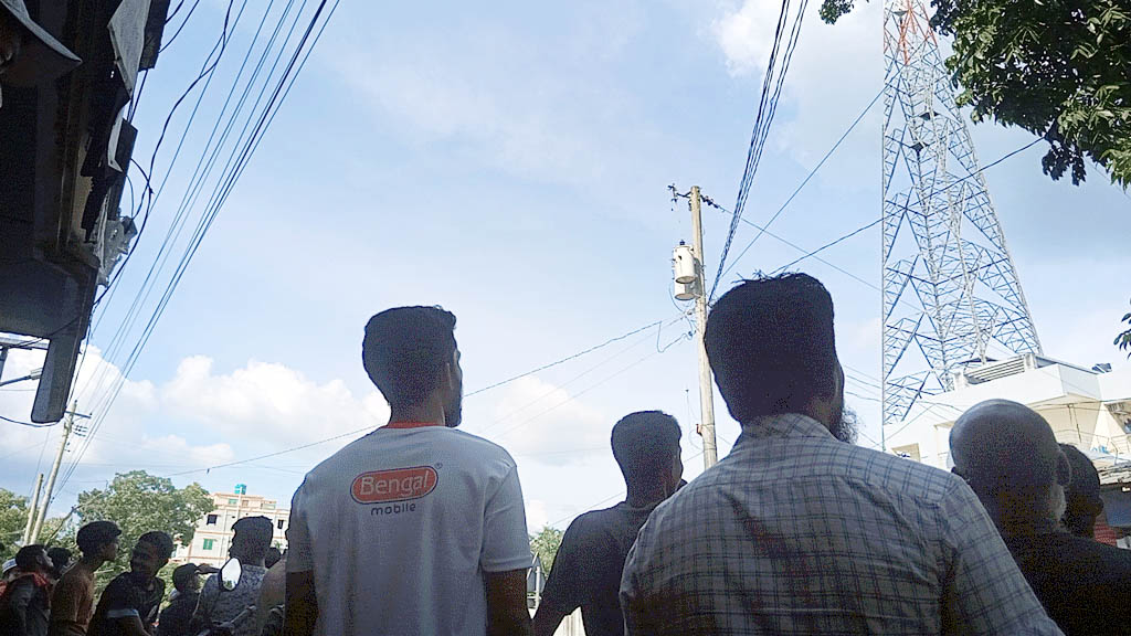 নেছারাবাদে এক ‘পাগলের’ কাণ্ডে গোটা উপজেলার বিদ্যুৎ বন্ধ