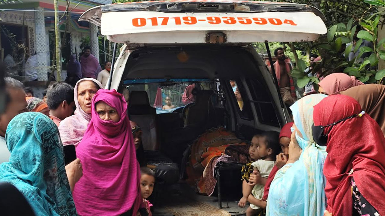 বাড়ির উঠানে হঠাৎ এসে দাঁড়াল অ্যাম্বুলেন্স, ভেতরে মেয়ের মরদেহ