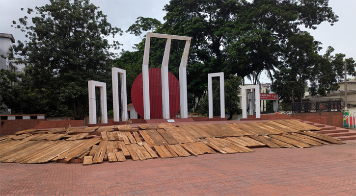 বরিশালে শহীদ মিনারের বেদিতে কাঠ শুকানো-গণসংহতি নেতাদের ক্ষোভ