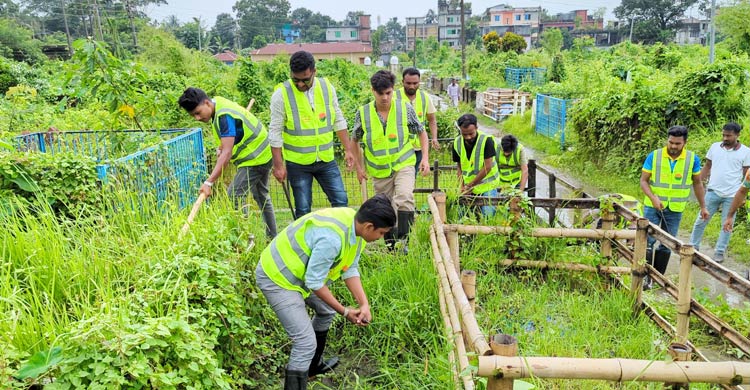 পটুয়াখালীতে কবরস্থান পরিষ্কার করলো ছাত্রদল