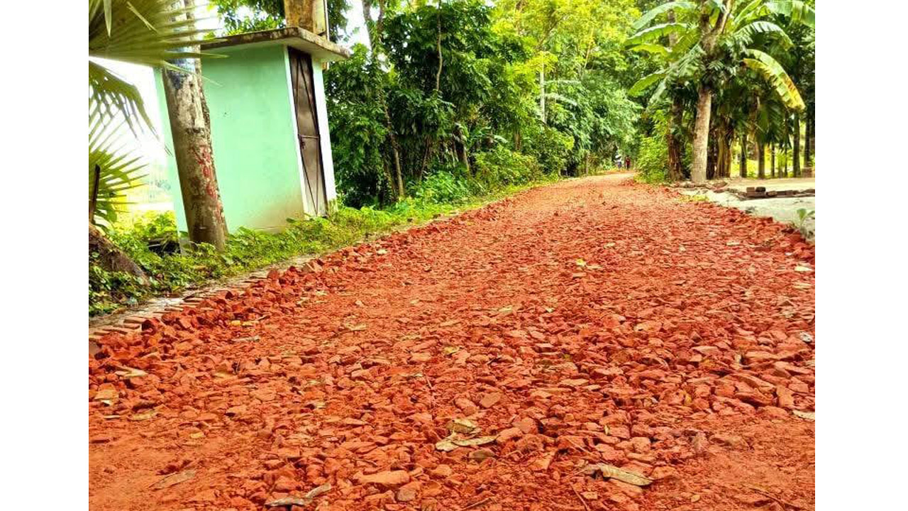 মুলাদীতে নিম্নমানের ইট দিয়ে সড়ক সংস্কার, বাধার মুখে কাজ বন্ধ করল এলজিইডি