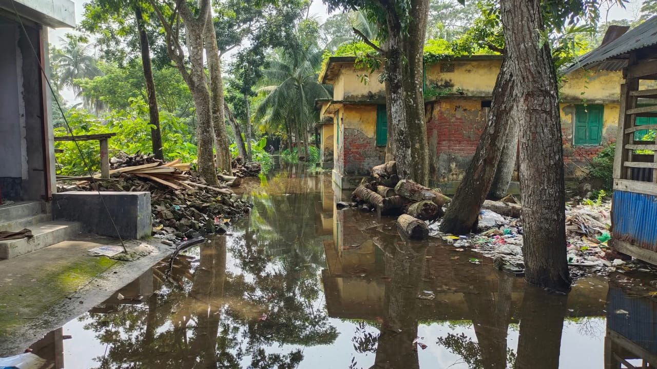 পানিবন্দী নাজিরপুর উপজেলা ডাকঘর অফিস : চরম দুর্ভোগে গ্রাহকেরা