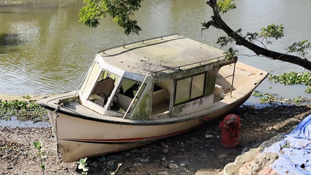 নৌ-অ্যাম্বুলেন্সগুলো এখন পরিত্যক্ত, বঞ্চিত ভোলার চরবাসী