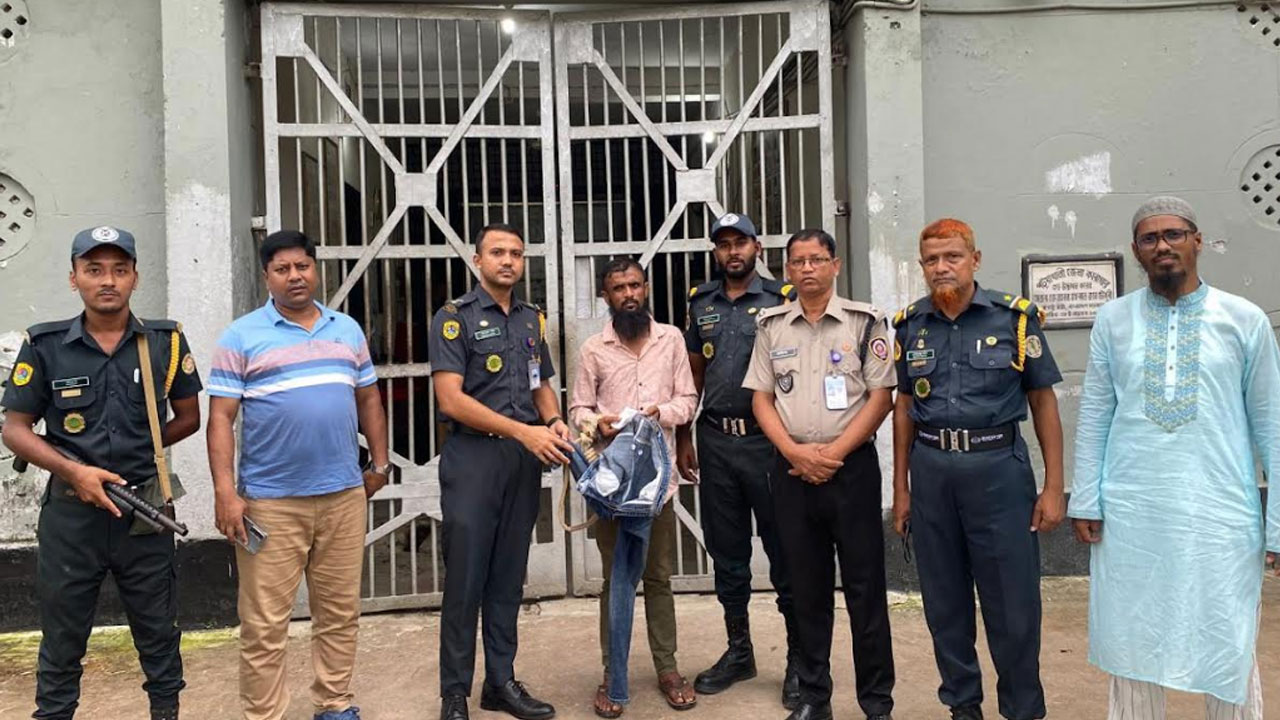 পটুয়াখালীতে কারাগারে বন্ধুকে গাজা সরবরাহকালে যুবক আটক