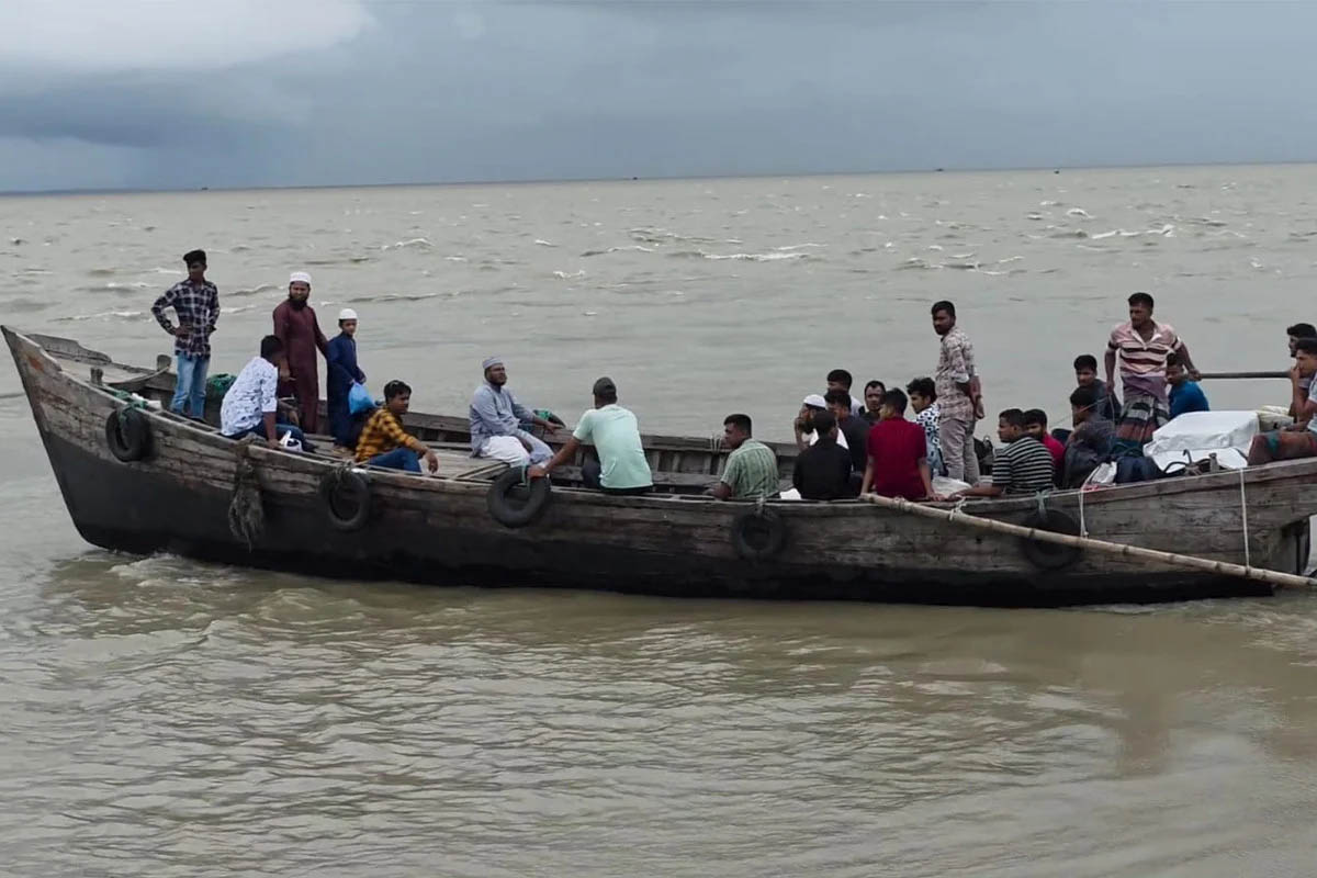নিম্নচাপে বন্দরে ৩ নম্বর সতর্ক সংকেত, ভোলার ১০ রুটে নৌ চলাচল বন্ধ