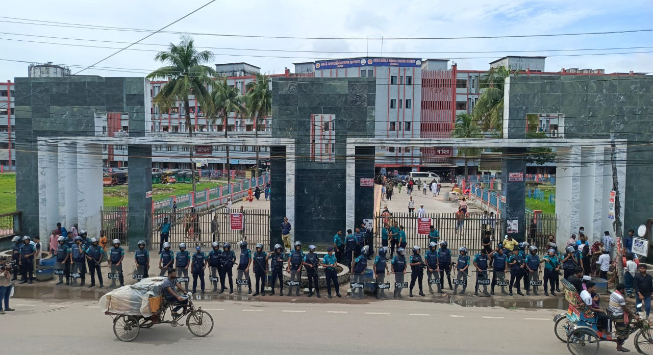 এবার অনির্দিষ্টকালের কর্মবিরতিতে শেবাচিমের চিকিৎসকরা