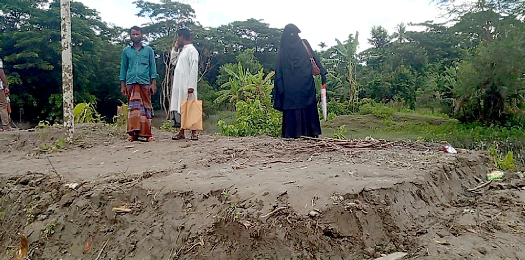 আমতলীতে জামিনে বের হয়ে বাদীর ঘর ভেঙে নিলেন যুবদল নেতা