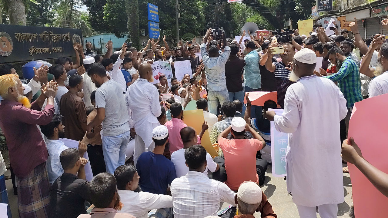 ভোলায় ভিটেমাটি রক্ষার দাবিতে পাউবোর কার্যালয় ঘেরাও