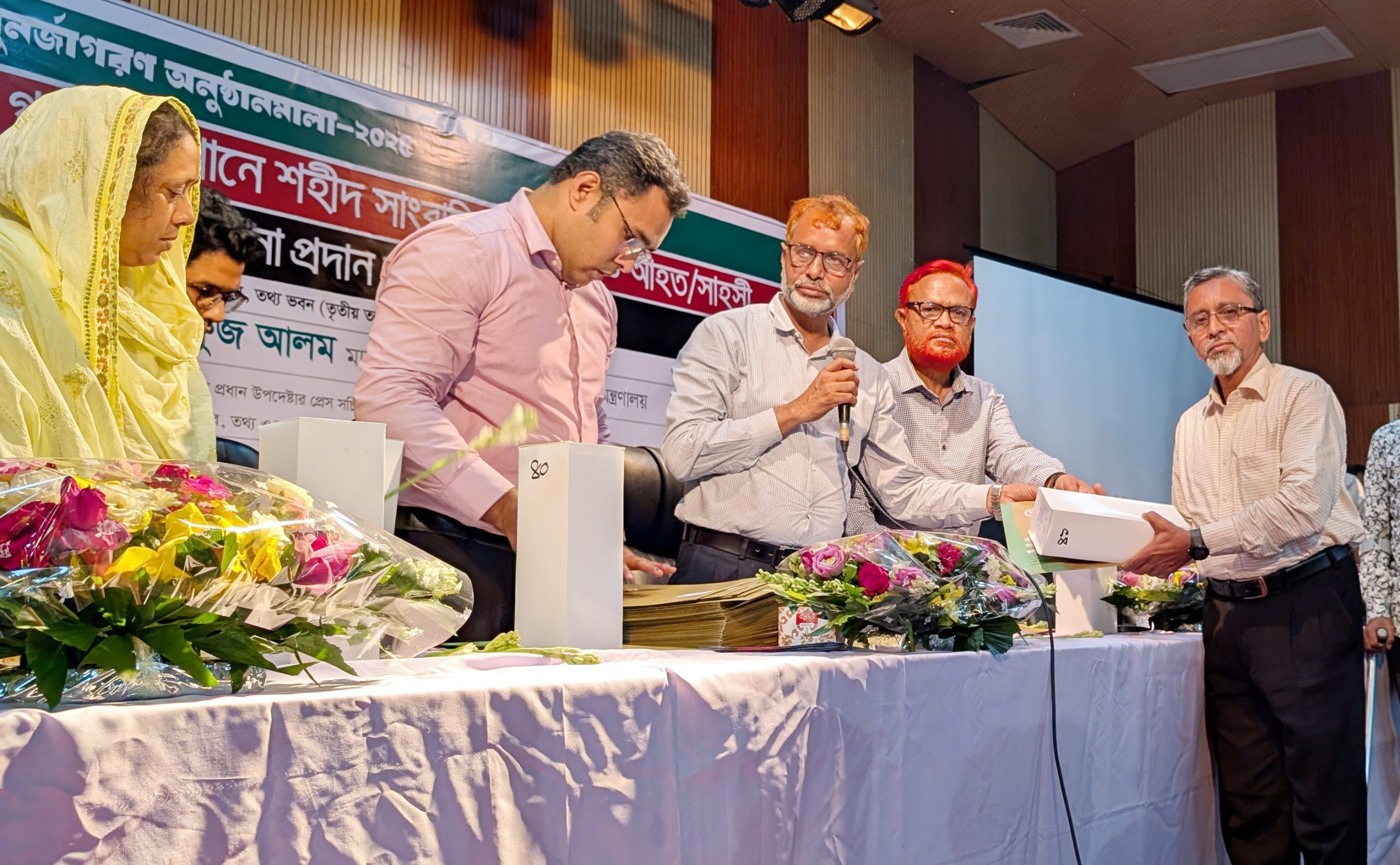 জুলাই গণঅভ্যুত্থানে সাহসী সাংবাদিকতার সম্মাননা পেলেন জাকির হোসেন