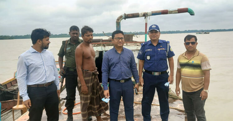 ইন্দুরকানিতে অবৈধ বালু উত্তোলনের দায়ে আটক ৭, জরিমানা ৩ লাখ