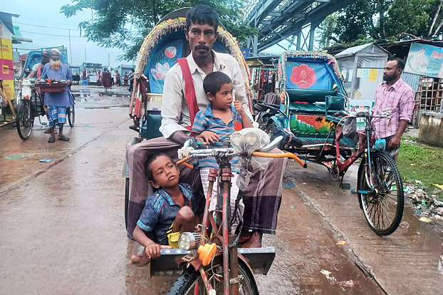 দুই শিশুকে কোলে বসিয়ে রিকশা চালান সোহাগ মিয়া