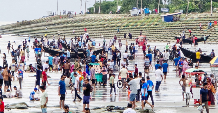 বৈরী আবহাওয়ায় পর্যটকশূন্য কুয়াকাটা