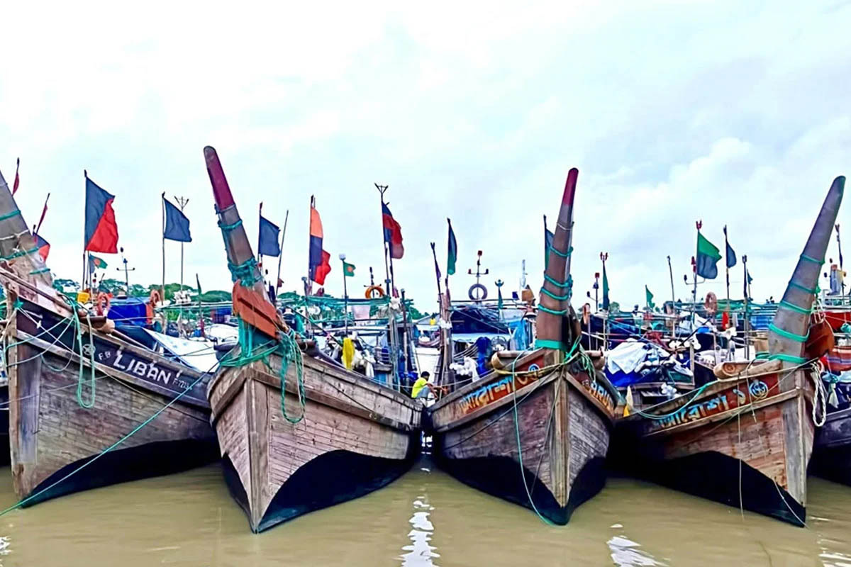 উত্তাল সাগর, নিরাপদে নোঙর করেছে বেশিরভাগ ট্রলার