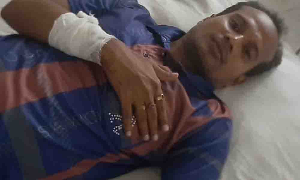 বাড়ি ফেরার পথে স্বেচ্ছাসেবক দলের নেতাকে কুপিয়ে জখম